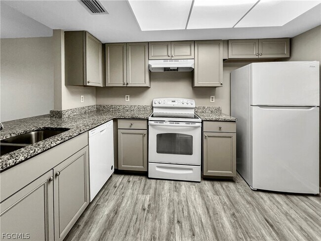 Building Photo - 4530 SW 10th Ave