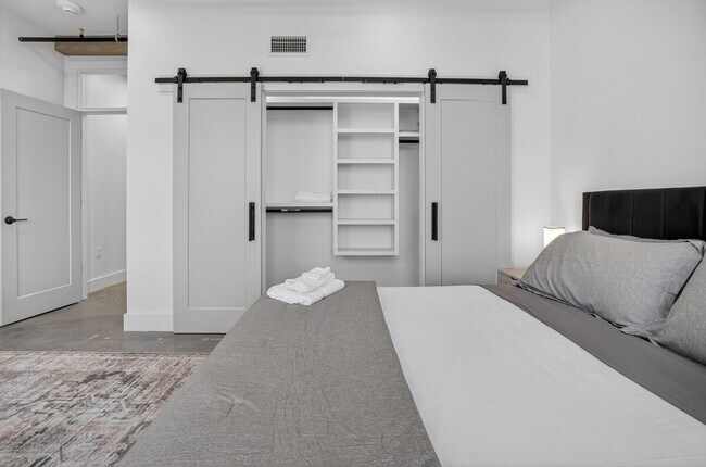 Building Photo - 115 W 5th St