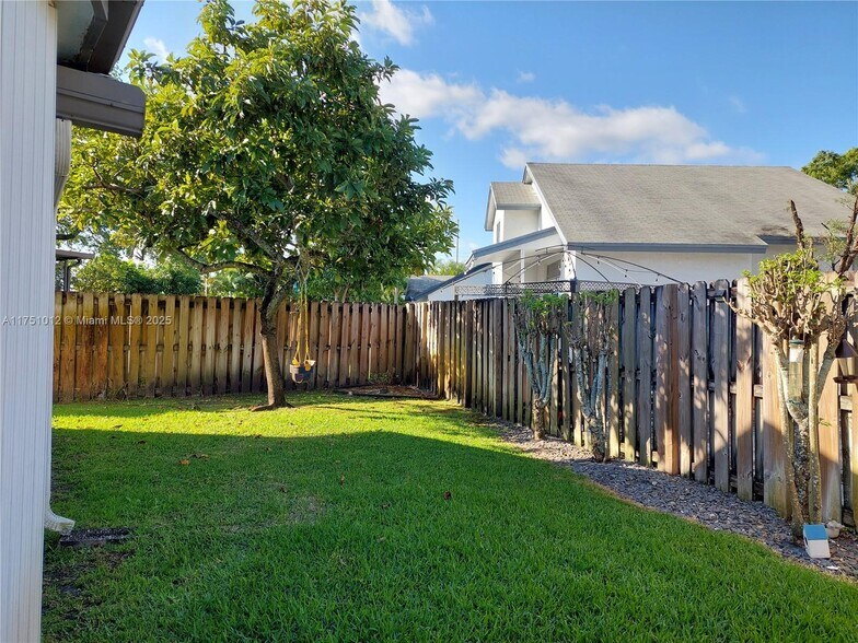Building Photo - 9920 SW 16th Ct