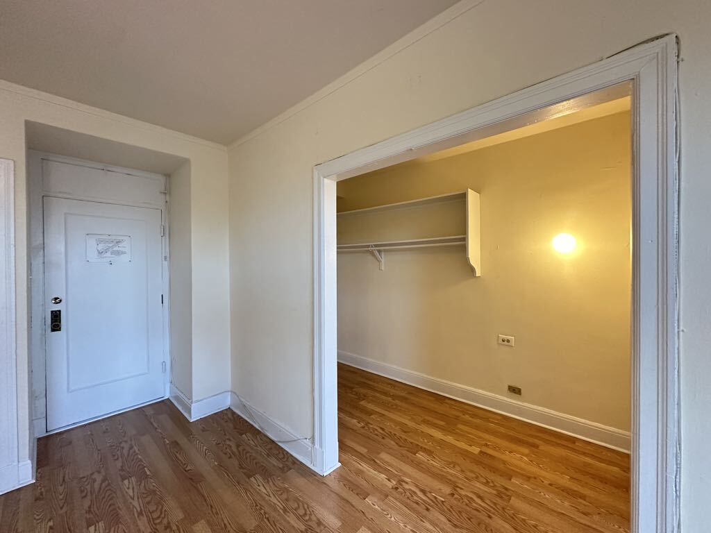 Building Photo - 3335 W Diversey Ave