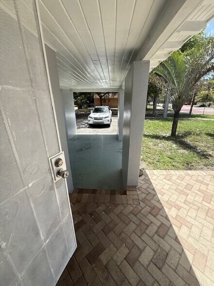 Building Photo - 13300 NE 10th Ave