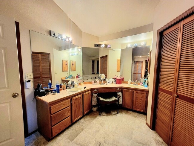 Building Photo - Stunning 4bd centrally located in desirable Ridgetop area