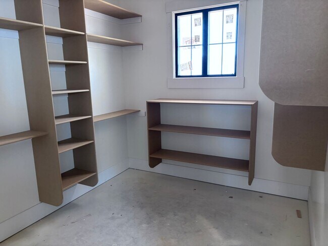 Building Photo - 5 bed 4.5 bath home with pool in Crimson Cliff Boundary