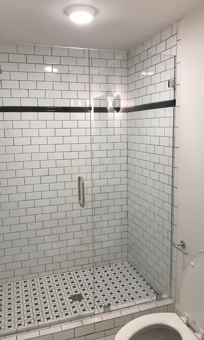 Building Photo - 827 N State St