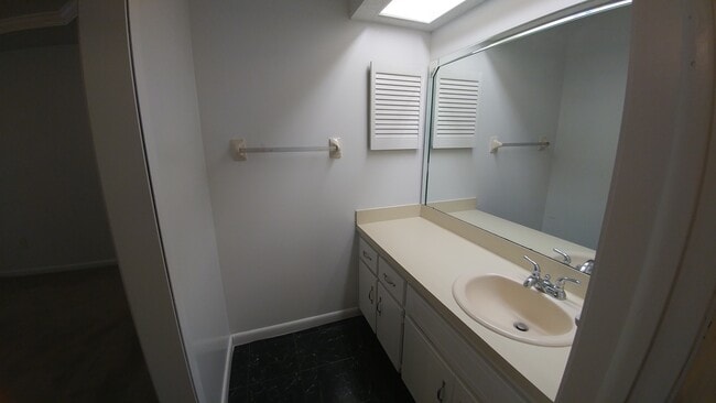 Building Photo - Newly Renovated Beautiful 2 Bedroom Home