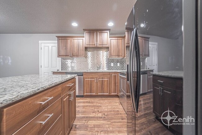 Building Photo - 5609 NE 74th Ct