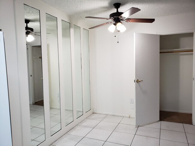 Building Photo - 3 Bed 2 Bath Townhome Close To The Strip!