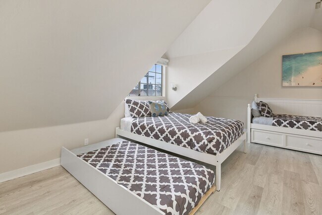 Building Photo - Spacious 3 BD/3 BA Furnished Home Near Mission Beach 9-Month Lease