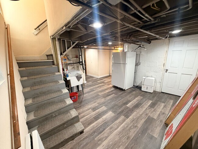 Building Photo - 1325 Milton St