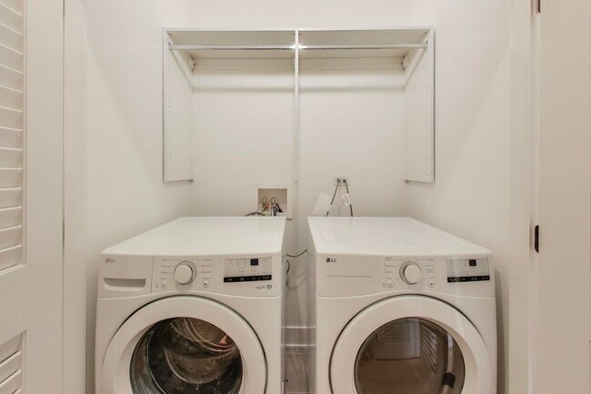 Building Photo - 1619 W Lawrence Ave