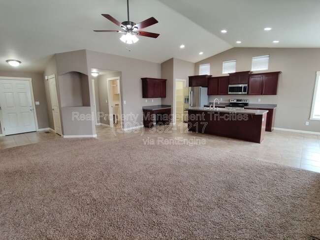 Building Photo - 603 Hilltop View St