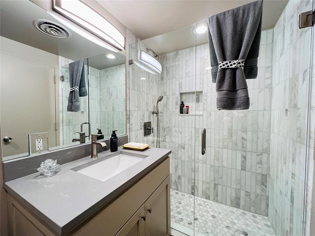 Building Photo - 6211 W Northwest Hwy