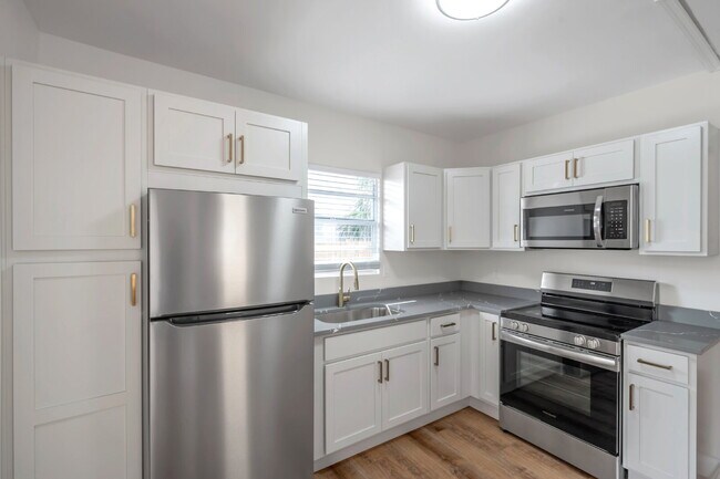 Building Photo - Charming 2-Bedroom Home with Optional Over...