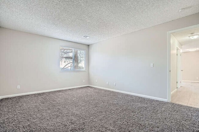 Building Photo - Beautiful 2 BR