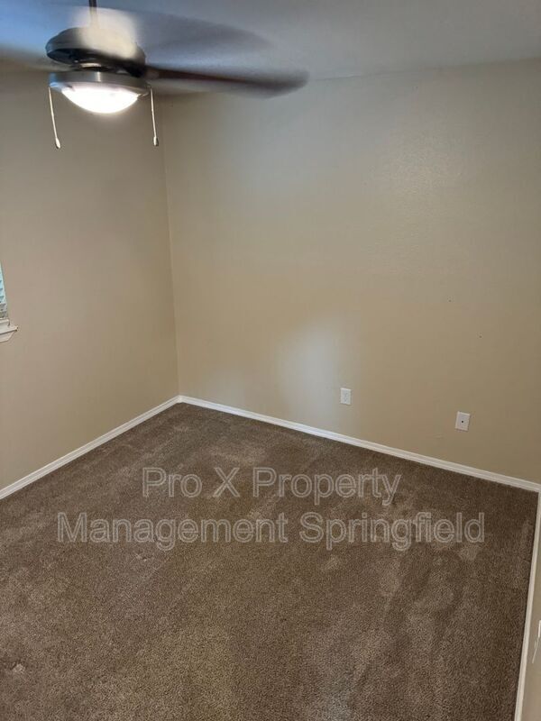 Building Photo - 1050 W Elm St