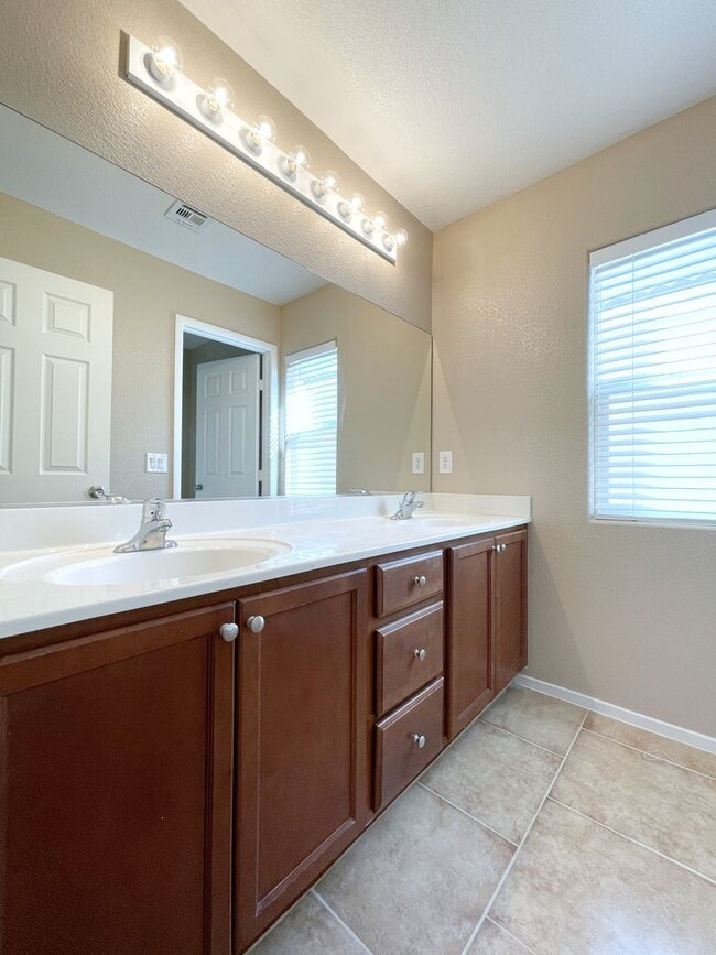 Building Photo - Spacious Living, Granite Counters, Great Location!