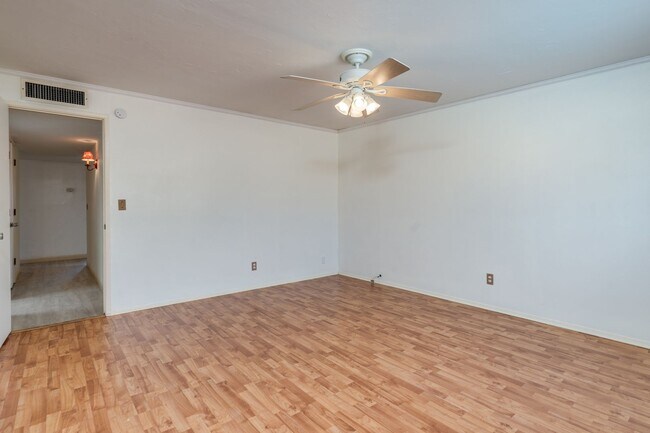 Building Photo - Great East Side Location 4 Bed/2 Bath Home