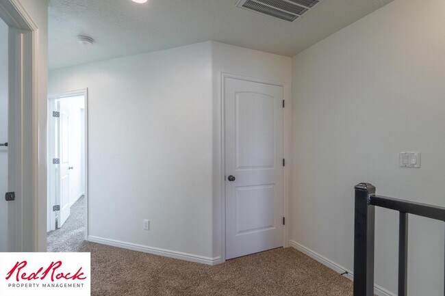 Building Photo - DOG-FRIENDLY 3 Bedroom Townhome with INTERNET INCLUDED!