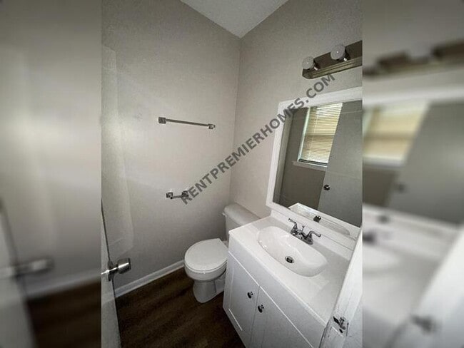 Building Photo - 916 S Rd