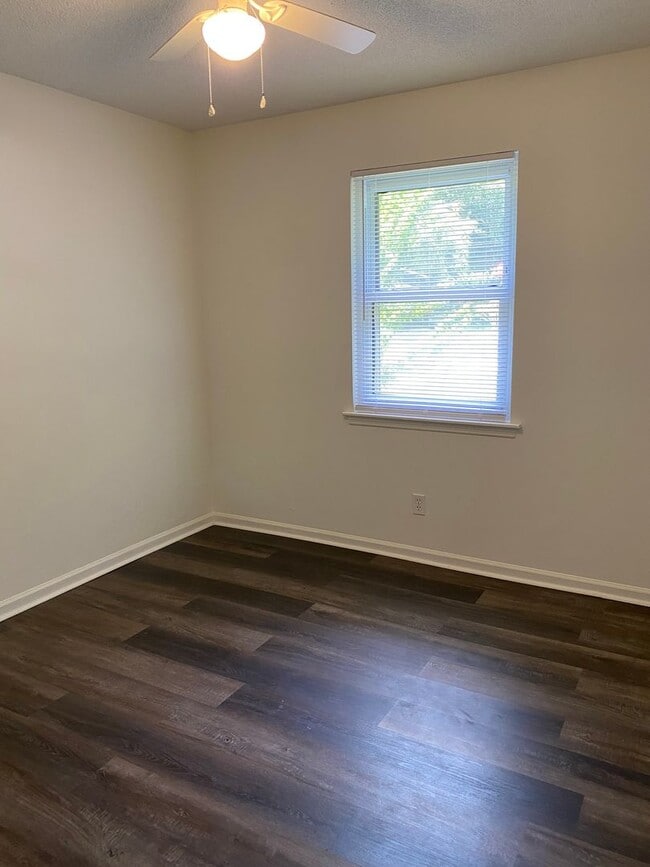 Building Photo - **Available Now** Great 3 Bedroom 2 Bath home on Coffee Bluff with Fenced Yard!!