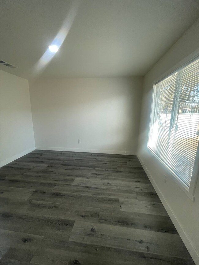 Building Photo - 148 E Amador St