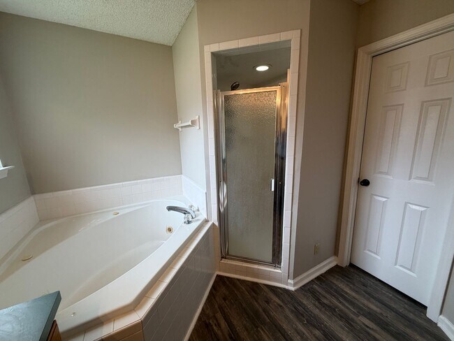 Building Photo - 401 Wild Grape Dr