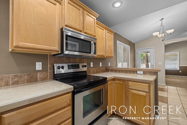 Building Photo - Quiet Abode in Prime Location with Easy Ac...