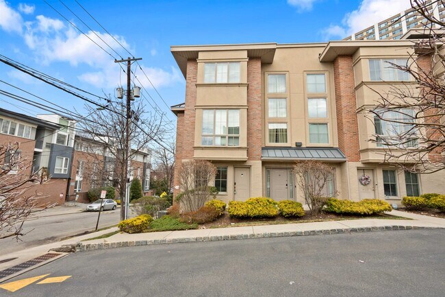 Building Photo - 200 Laird Ave