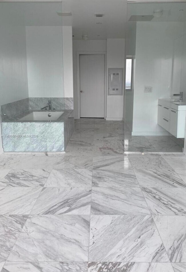 Building Photo - 480 NE 31st St