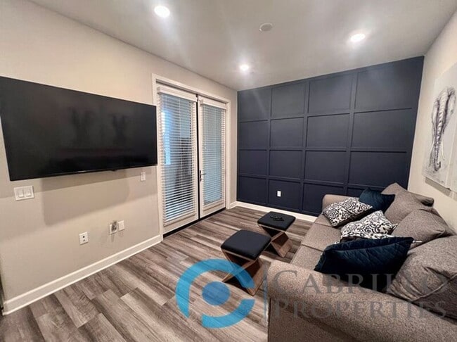 Building Photo - 1840 Mint Ter