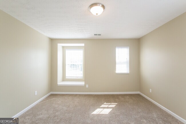 Building Photo - 2791 Groovers Lake Point