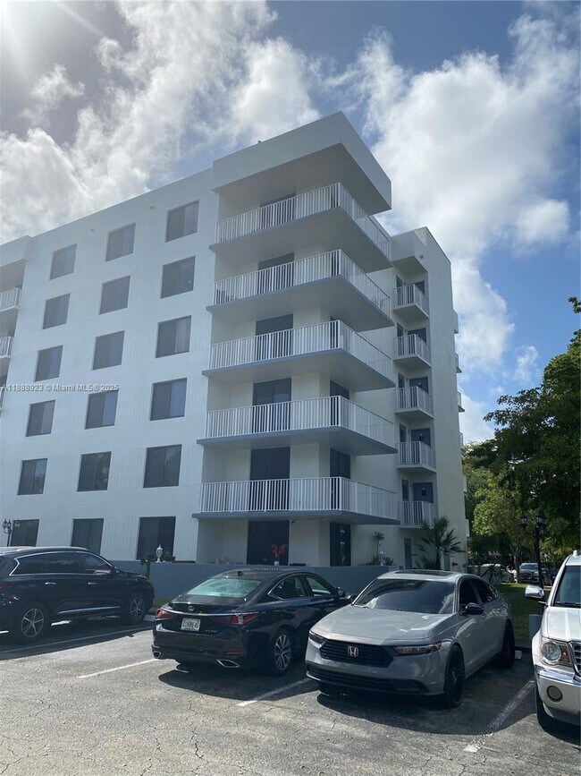 Building Photo - 901 Hillcrest Dr
