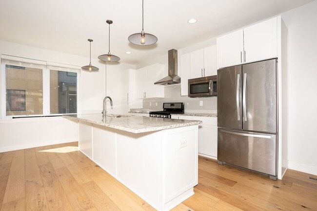 Building Photo - 2 Bedroom Townhome in Chatham Arch