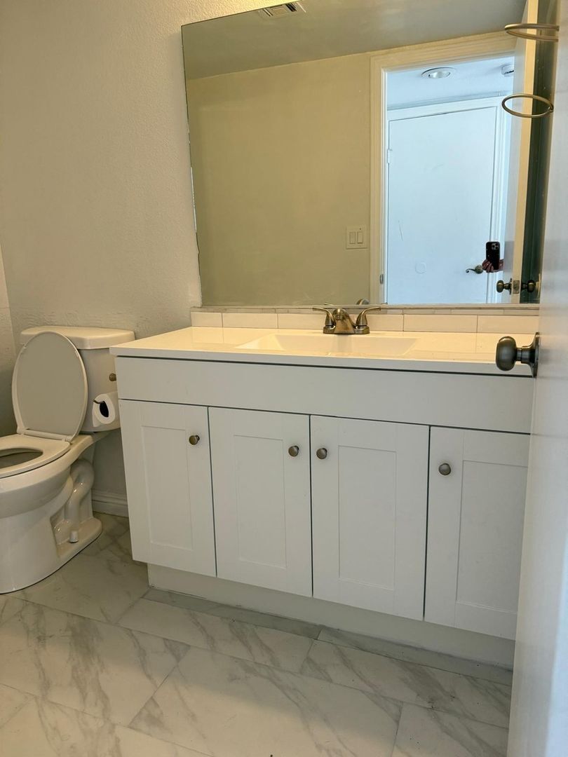 Building Photo - 1613 Royal Palm Dr