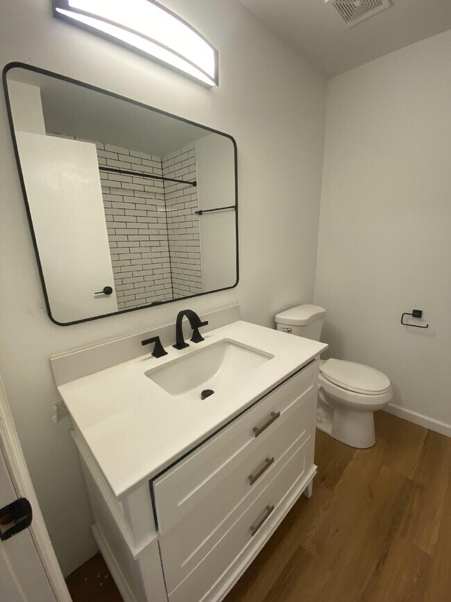 Building Photo - Charming 2 Bed, 1.5 Bath in the Heart of East Nashville