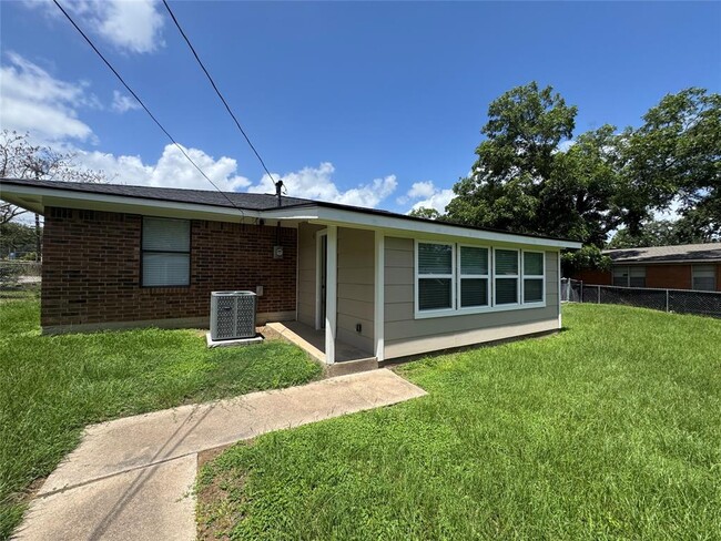 Building Photo - 2004 Brazos Ave