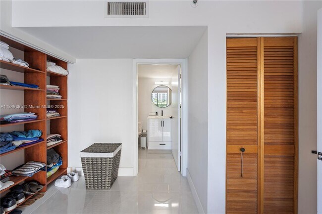 Building Photo - 540 Brickell Key Dr