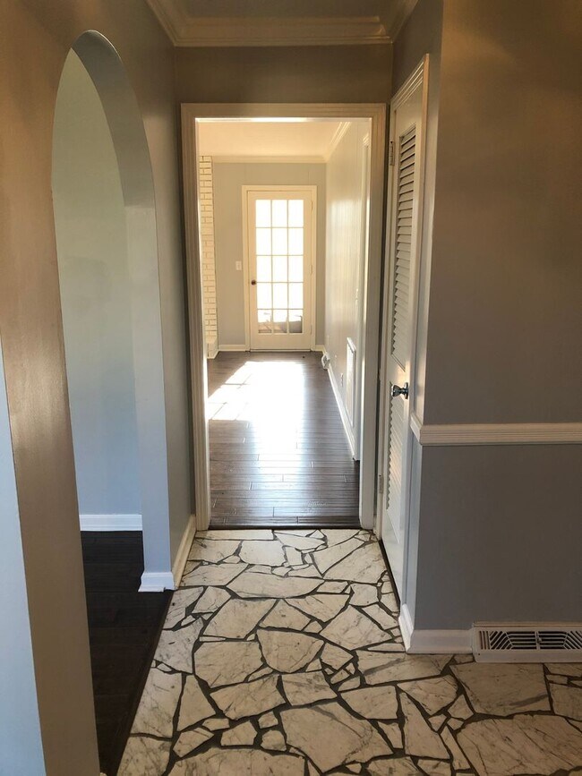 Building Photo - Charming single-level ranch home offers 4 bedrooms and 2 bathrooms in Brentwood