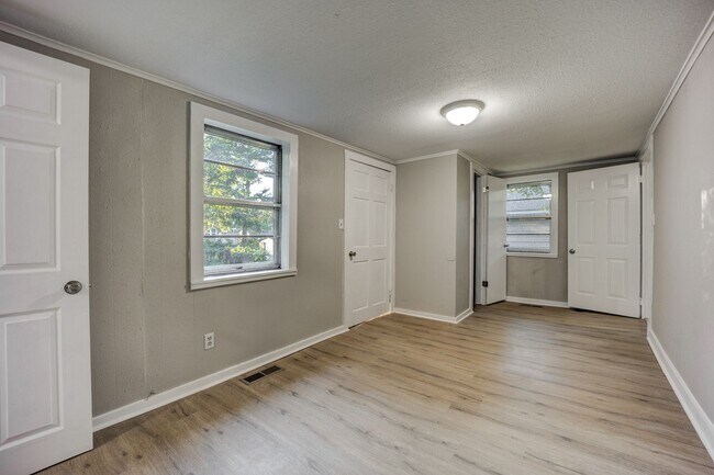 Building Photo - Freshly Updated 3 Bedroom House