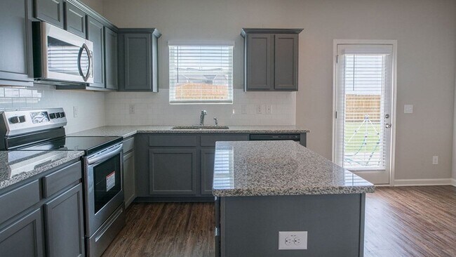 Building Photo - 308 Geranium St