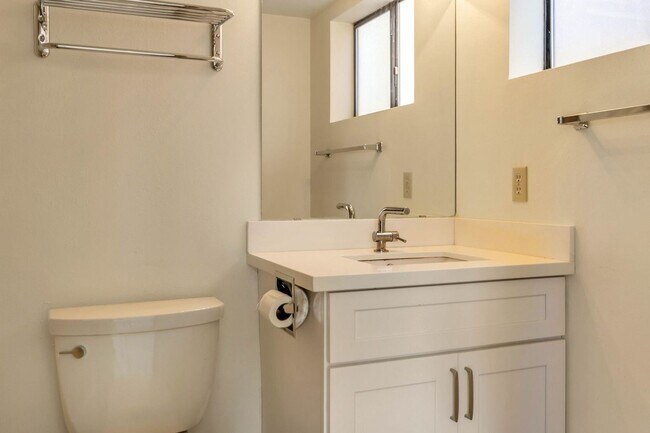 Building Photo - Sun-filled 3-bedroom, 3-bathroom single-fa...