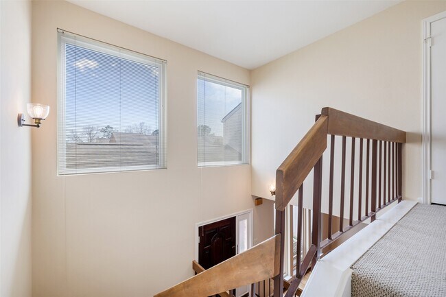 Building Photo - 5850 Valley Forge Dr