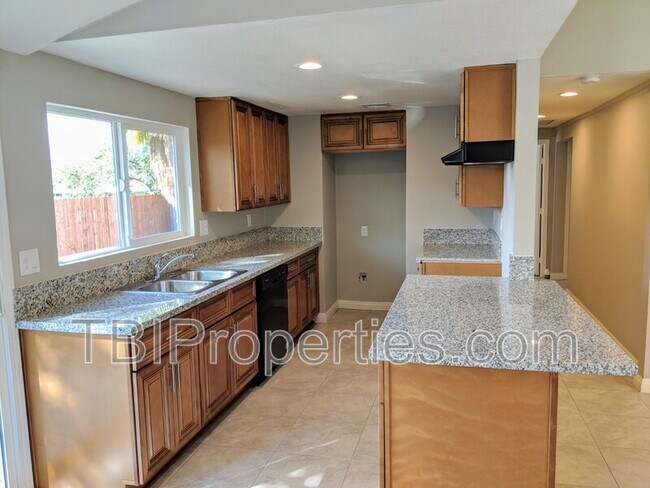 Building Photo - 3410 Sparrow Cir
