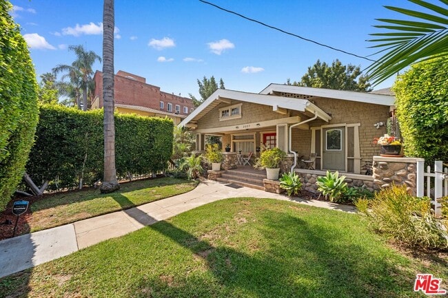 Building Photo - 2005 Beachwood Dr