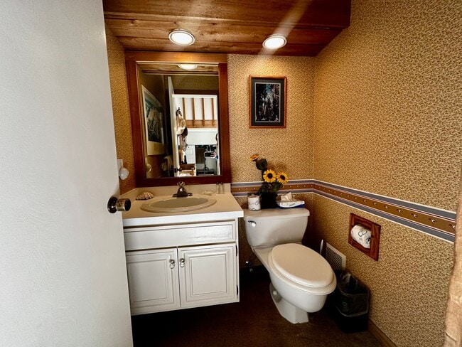 Building Photo - Stunning 3-Bedroom + Loft, 2.5-Bathroom Retreat in Snowcreek – $6,500/Month + Utilities