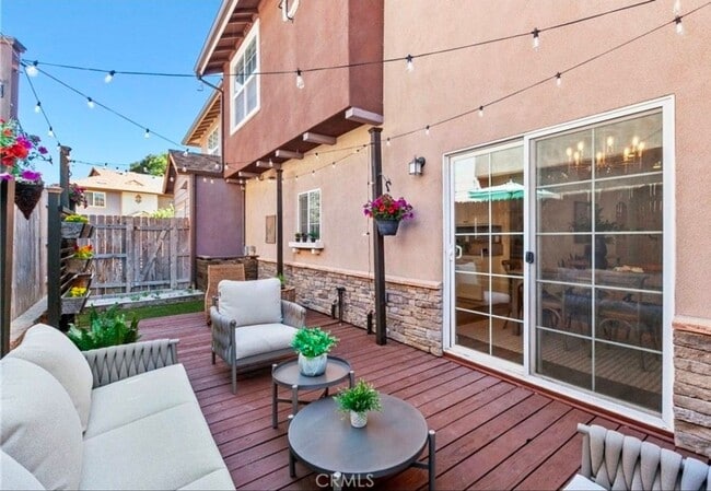 Building Photo - Spacious and Stylish 3 bedroom, 2.5  bath ...