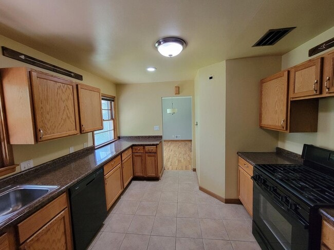 Building Photo - 3 bedroom house 1.5 bathroom