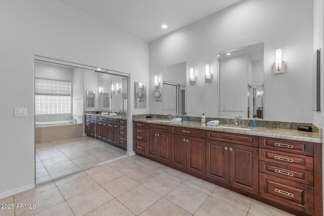 Building Photo - 7474 E Red Bird Rd