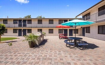 Building Photo - 2216 E Eugie Terrace