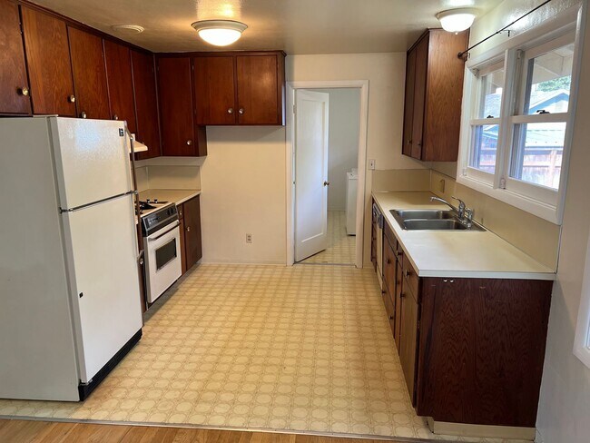 Building Photo - 3 Bedroom House in Southwest Eugene